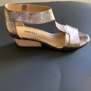 Vaneli T-Strap Sandle , SZ 81/2M Gold and bronze